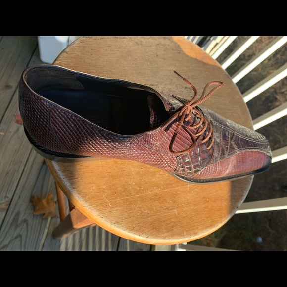 Hello I’m selling a pair of Belvedere Alligator shoes.